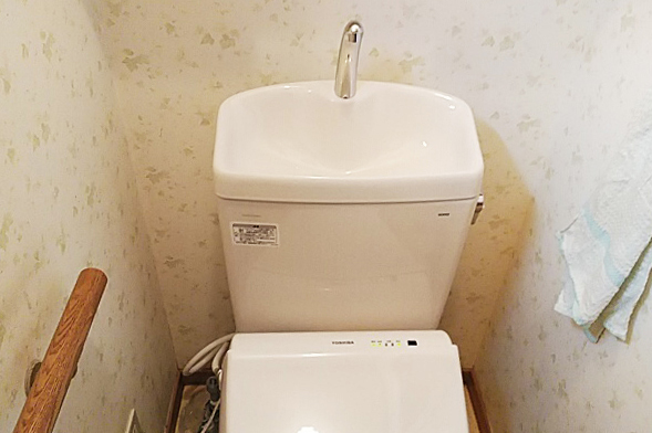 温水洗浄便座からの水漏れで水浸しのトイレを交換 施工事例 クラシアン
