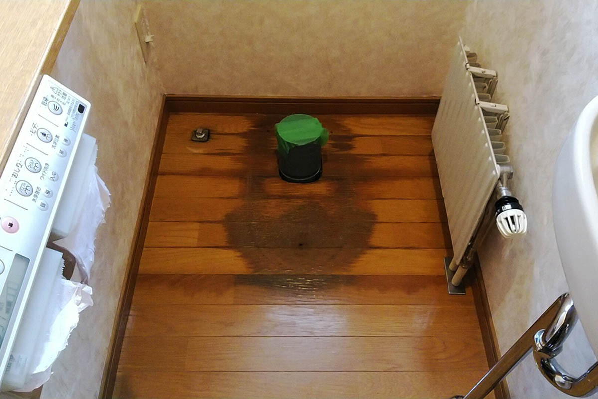 タンクレストイレからの水漏れで床に黒ずみが発生 施工事例 クラシアン