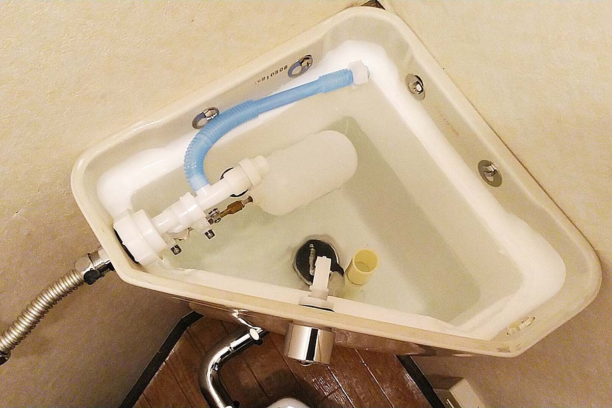 タンク内の防露材の膨張でトイレの水が止まらない！ 施工事例 クラシアン