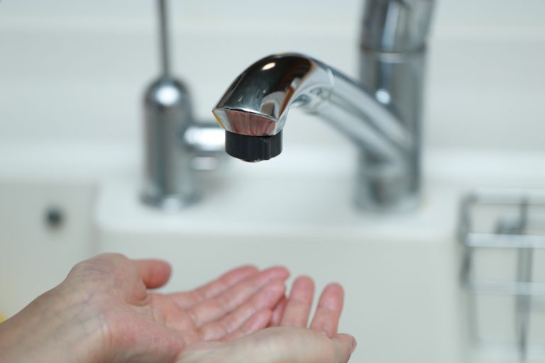 給湯器が凍結したら?原因と対処法、事前の防止策を解説