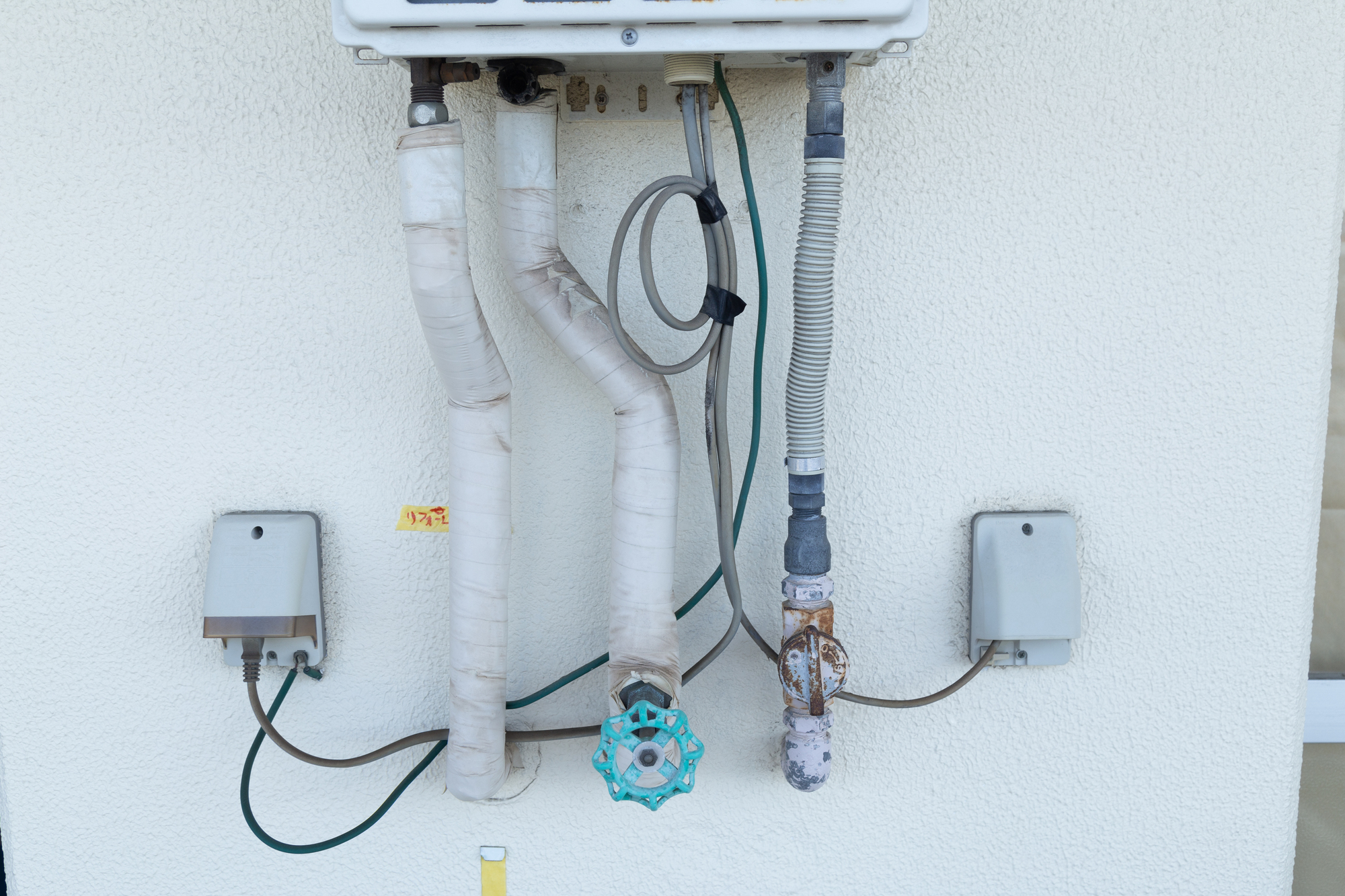 給湯器の水漏れ原因と対処法を徹底解説!マンションの給湯器水漏れの対処法も