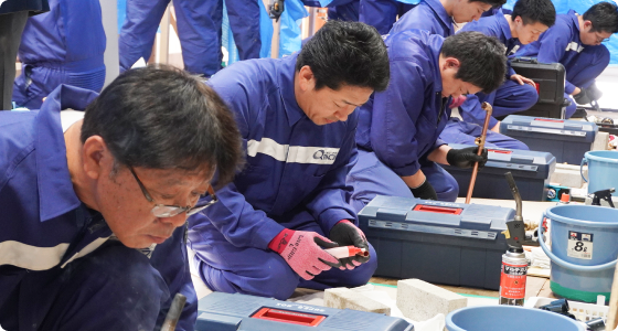 画像：厳しい研修を受けた正社員900人以上