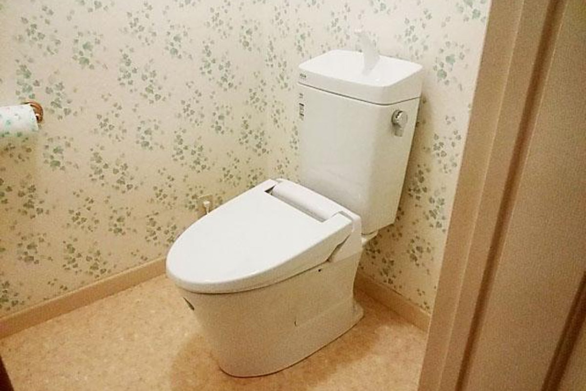 トイレの壁紙が小ぶりな葉っぱ柄