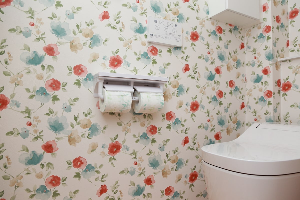 壁紙リフォームで失敗しない トイレ 洗面所のカビを防いで掃除が楽になる壁紙も クラシアン