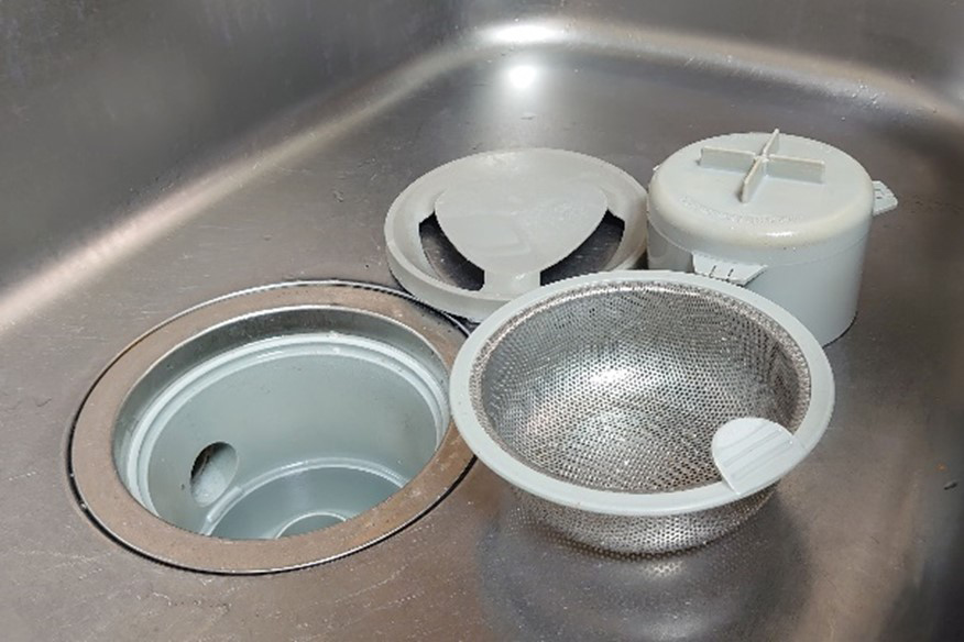 キッチンの排水口が臭う...悪臭の原因と、すぐできる対応策・掃除・お手入れ-