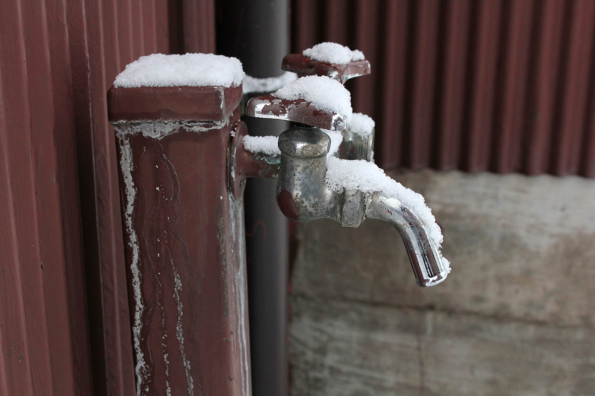 雪が積もった蛇口